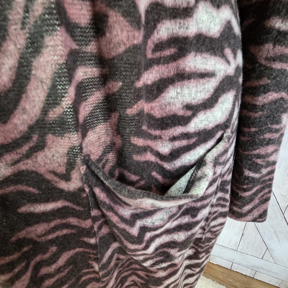 Chic Zebra Pattern Long Cardigan - Picture 4 of 5
